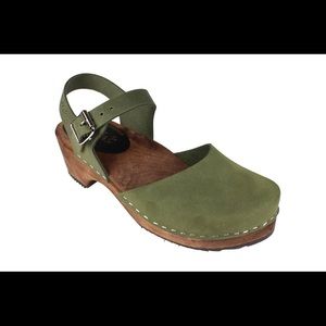 Lotta forest green clogs
